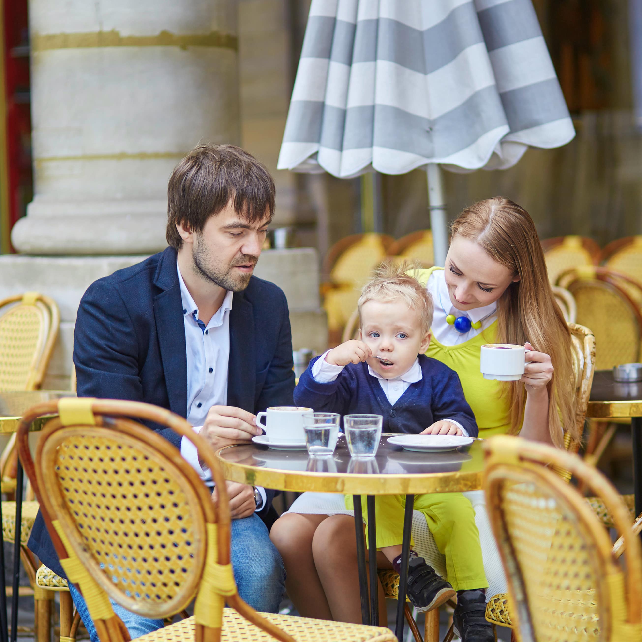 Eine Familie mit Kind in Außenbereich eines Cafés