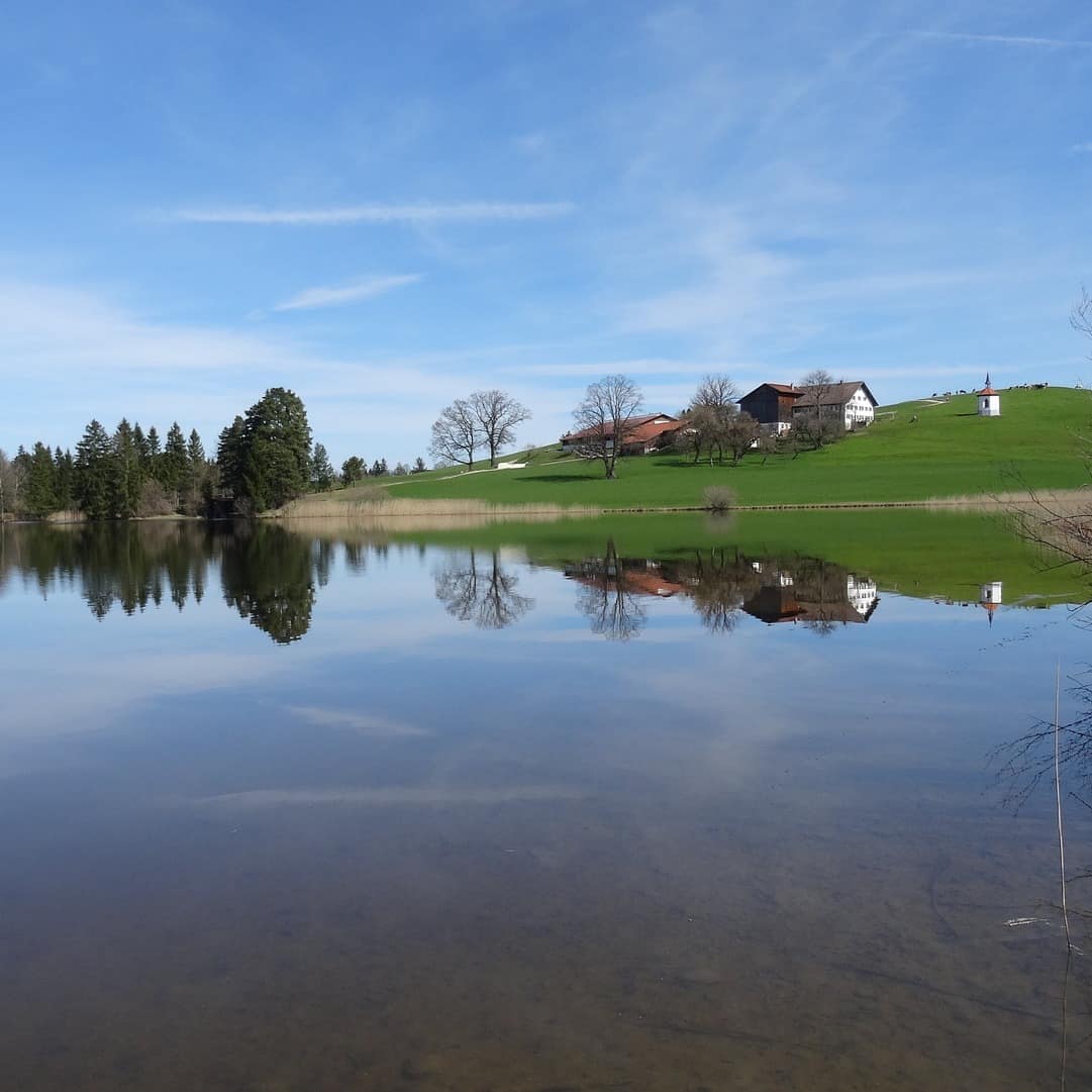 Einige wenige Häuser auf einem Hügel an einem See