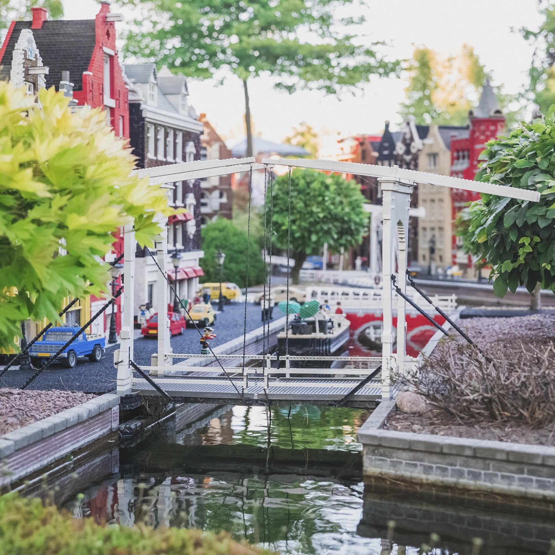 Eine Brücke über einem Fluss in einer Lego-Ministadt