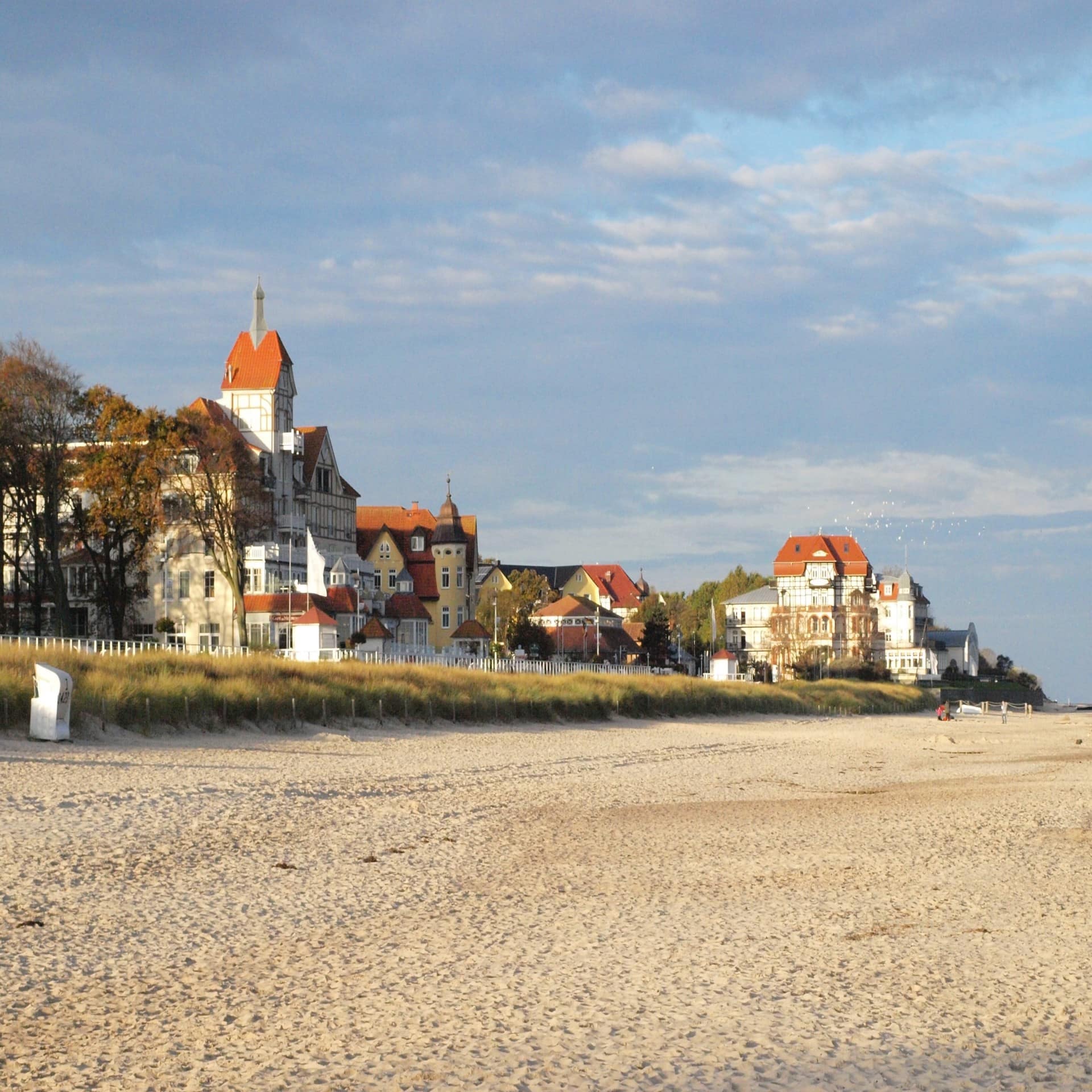 Seitlicher Blick vom Strand auf die Bäderarchitektur von Kühlungsborn West. 
