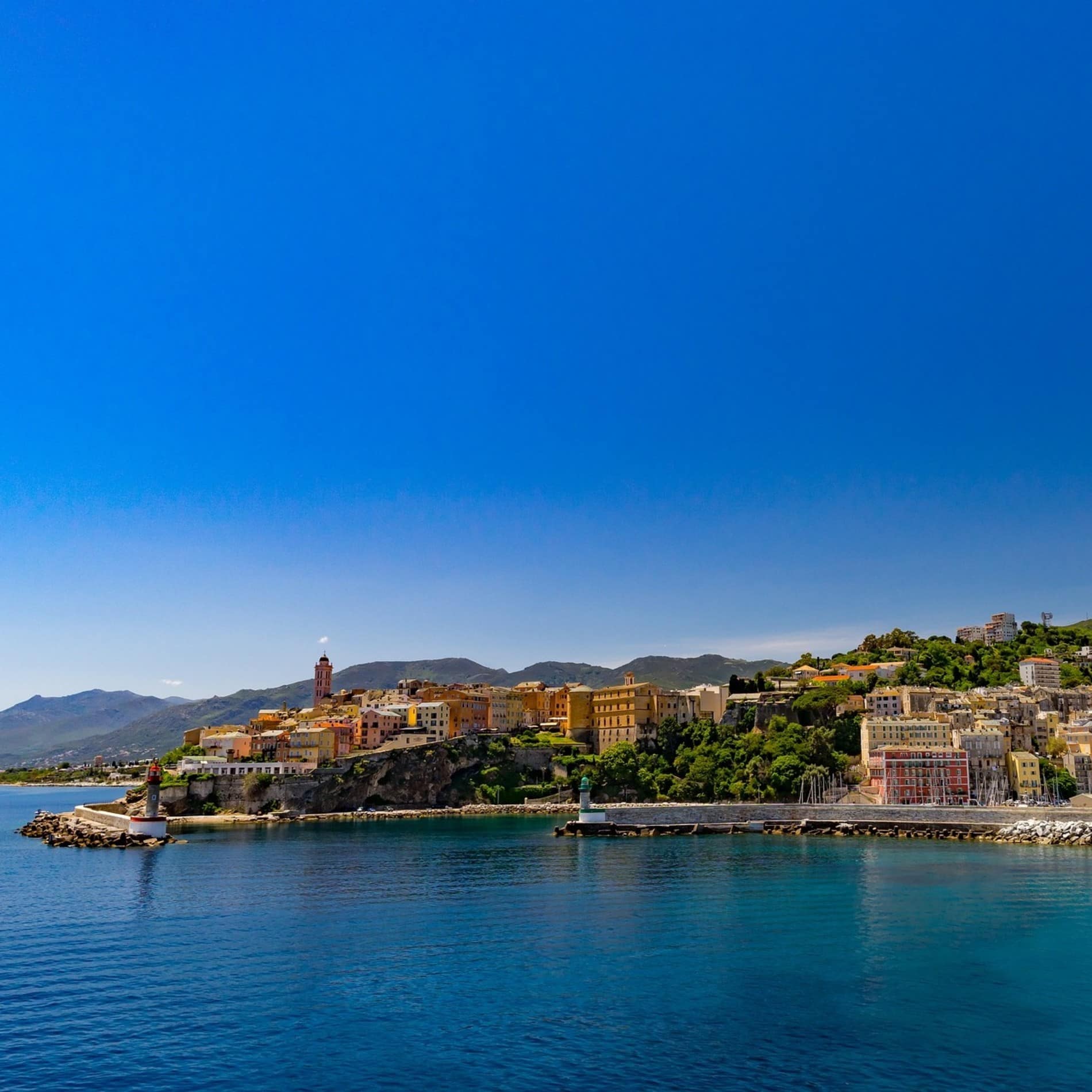 Häuser und Bungalows auf Korsika direkt am Wasser