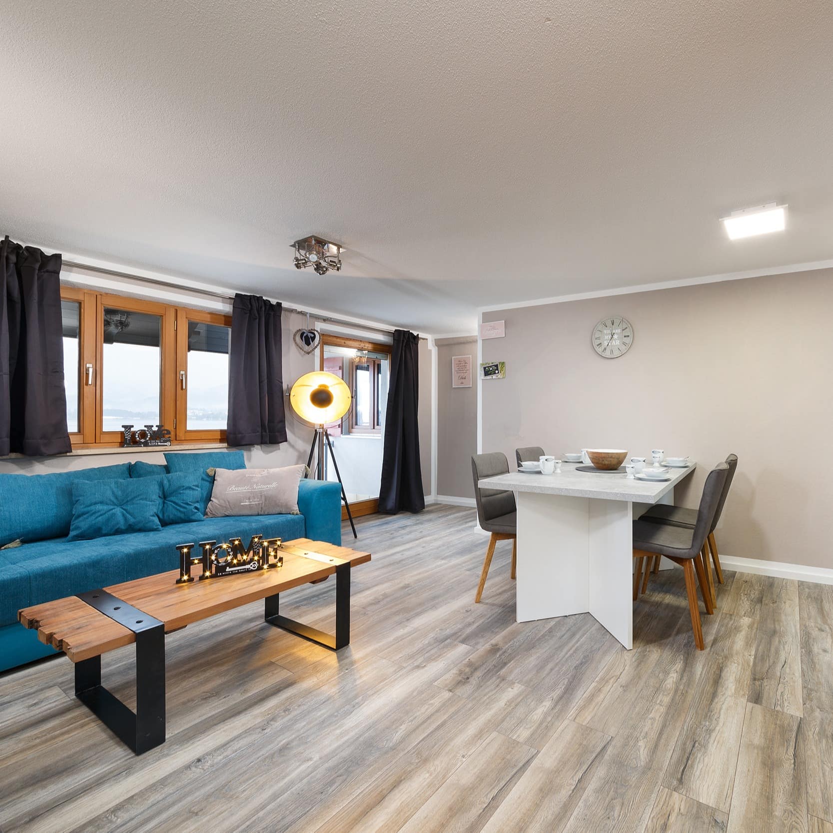 Offene Wohnküche einer modernen Ferienwohnung in Hopfen am See