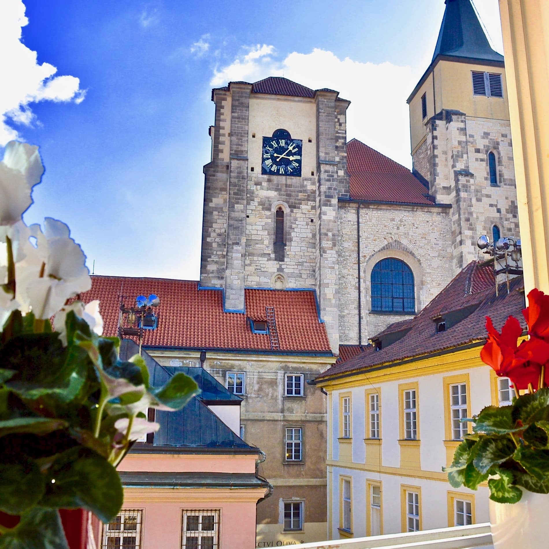 Blick aus dem Fenster einer luxuriösen Ferienwohnung in Tschechien, in einem historischen Haus mitten in der Prager Altstadt