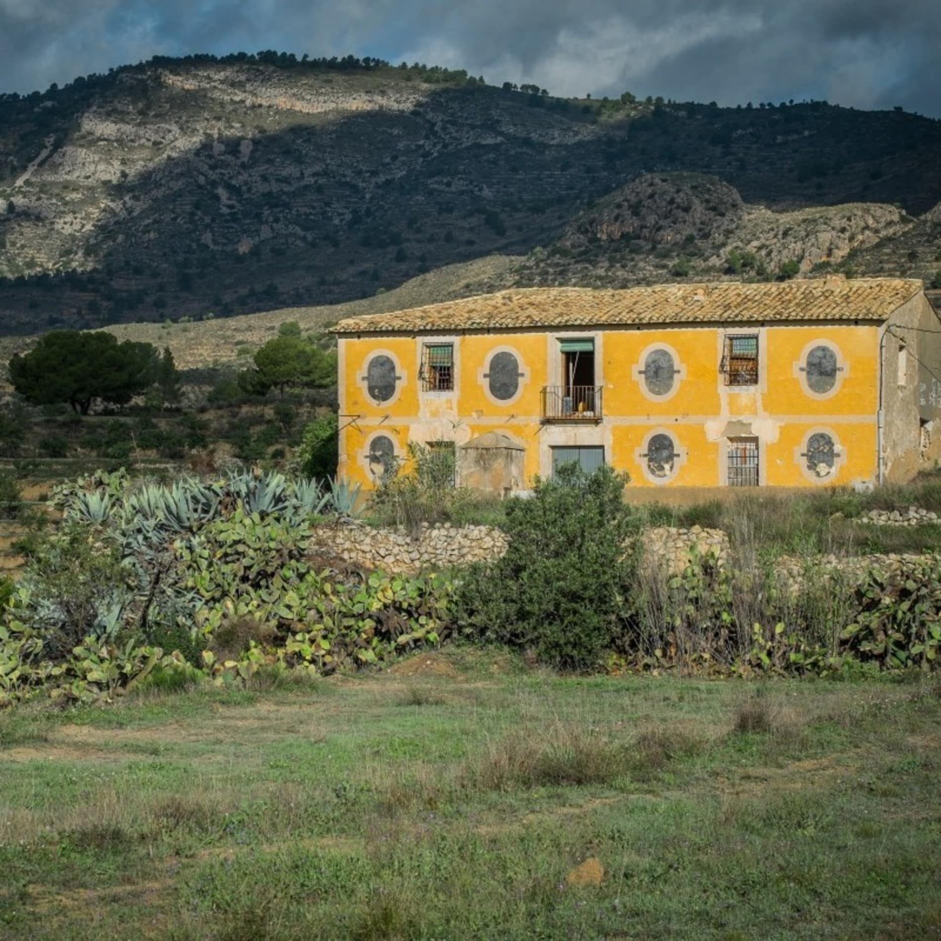 Gelbe Finca in Andalusien in dramatischer, landschaftlicher Umgebung