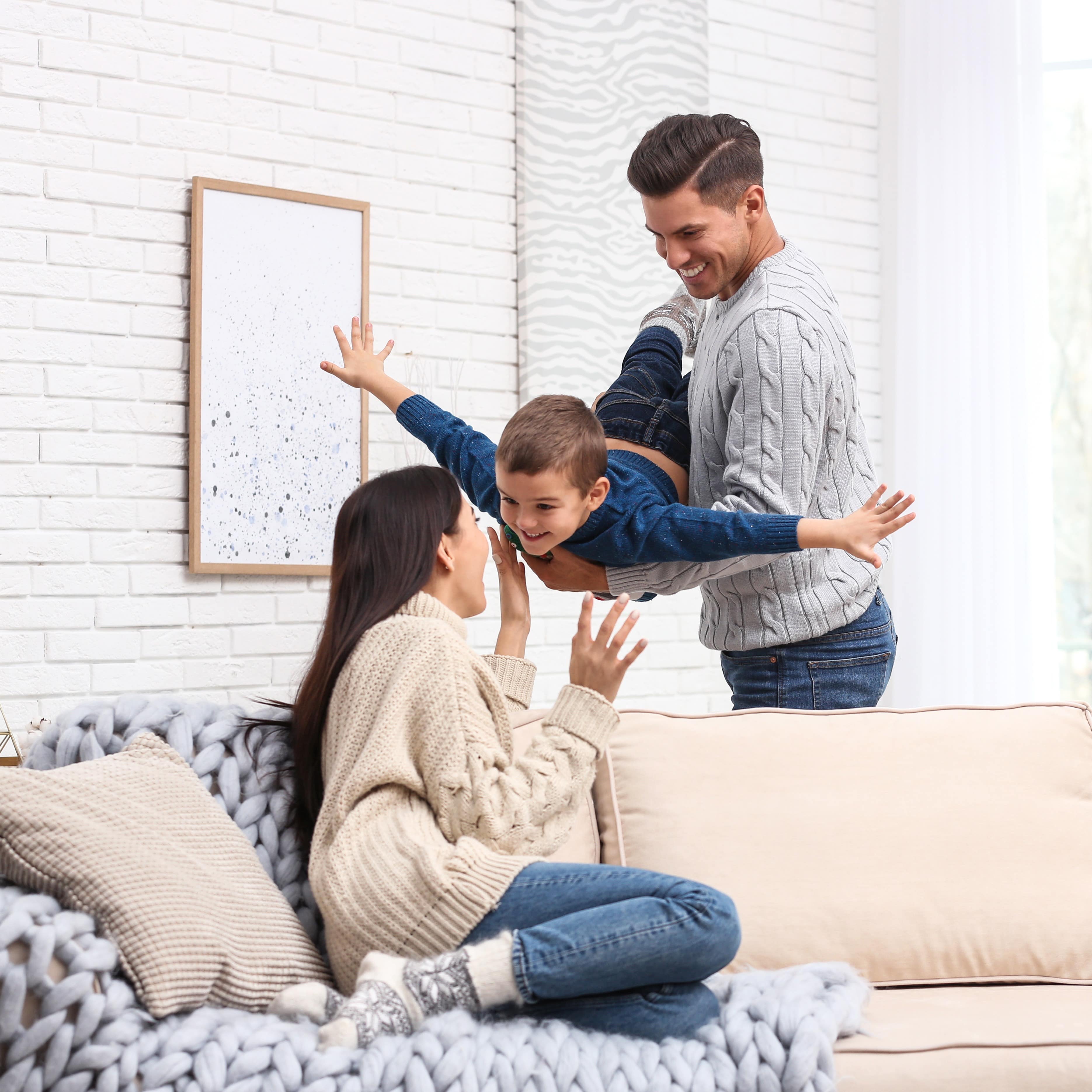 Eine Familie spielt in einem Wohnbereich