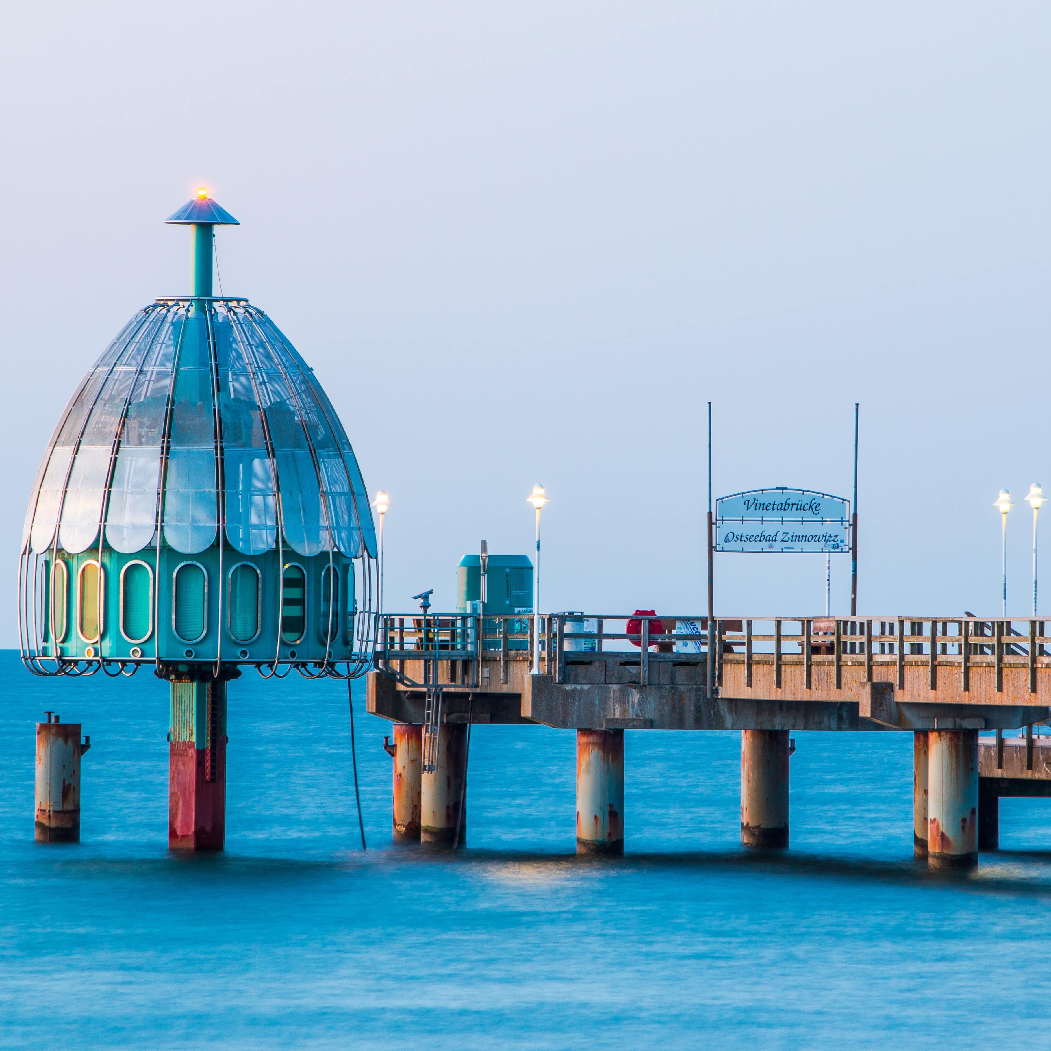 Seebrücke und Tauchgondel von Zinnovitz.