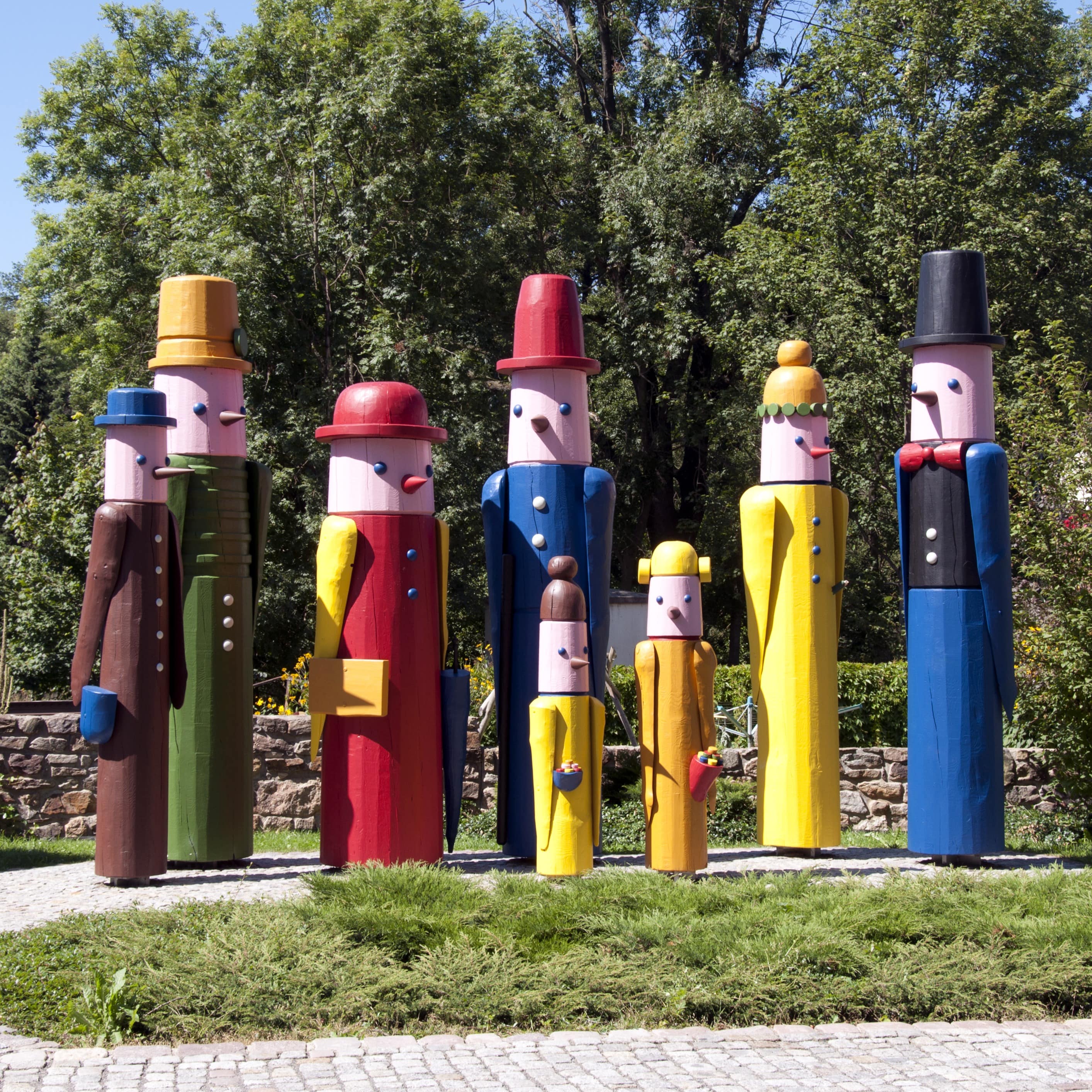 Eine Gruppe riesiger Holzfiguren auf einem Außengelände in Seiffen.