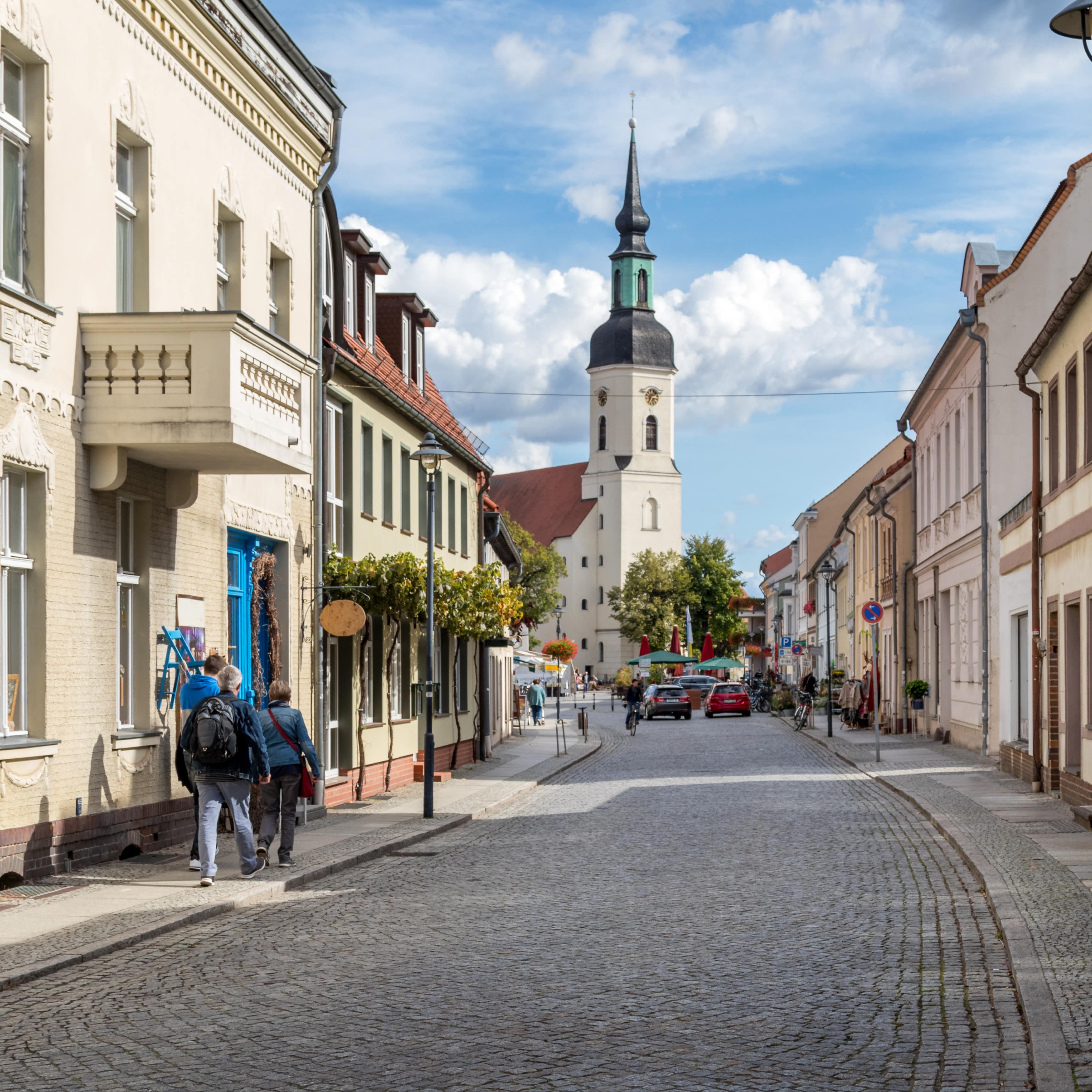 Touristenfamilie läuft durch die Altstadt von Lübbenau.
