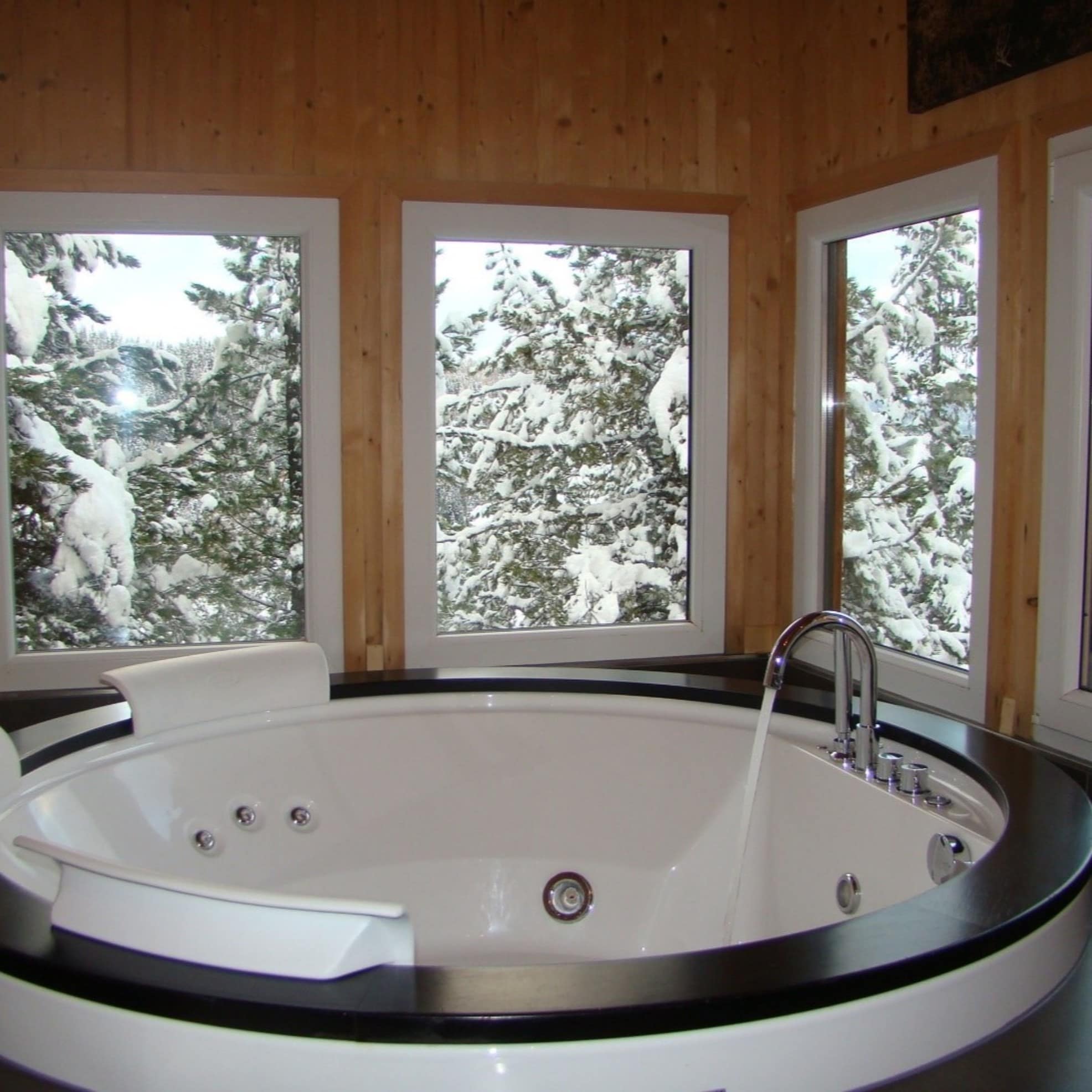 Jacuzzi mit Aussicht im Chalet in Österreich