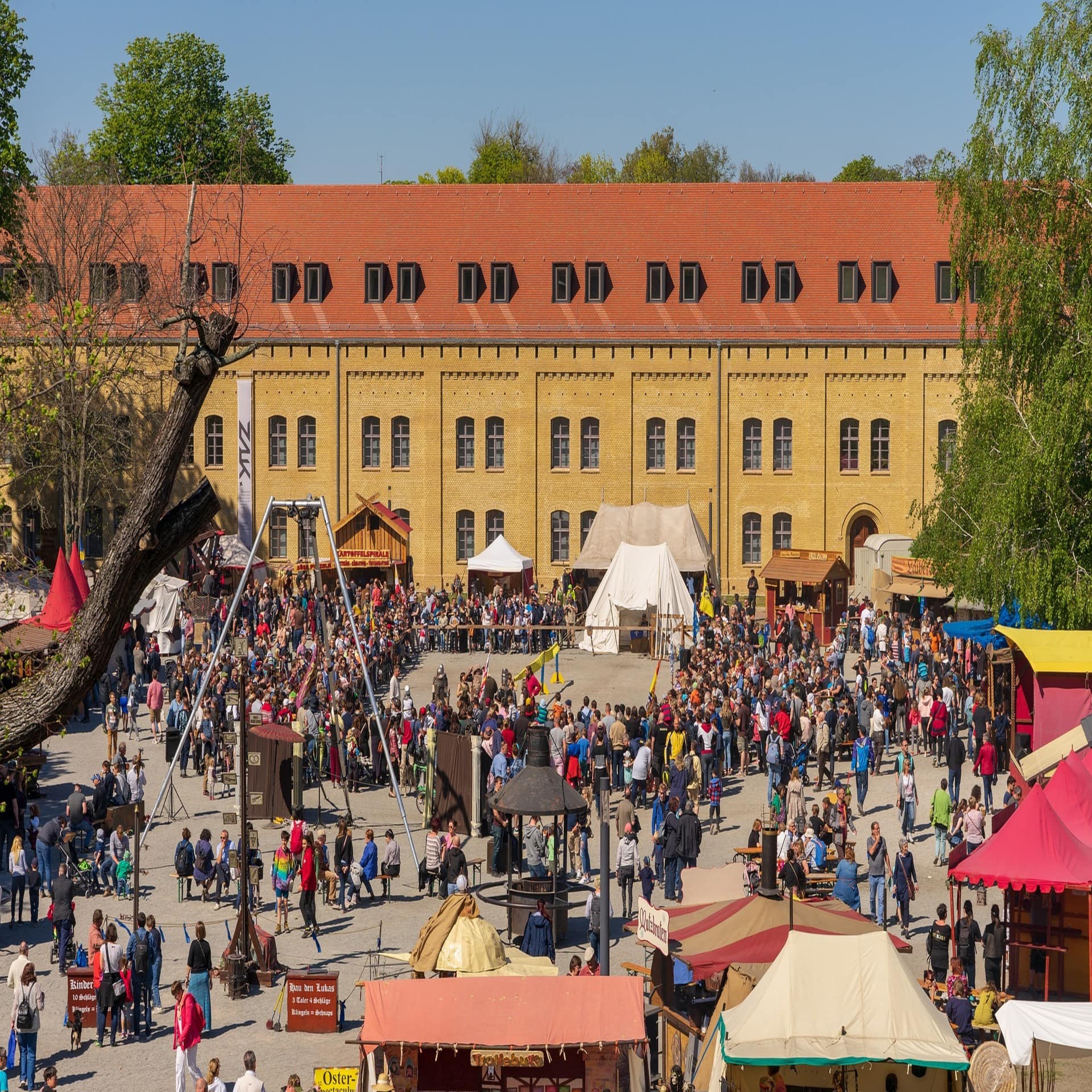 Mittelalterlicher Markt vor einer gelben Zitadelle in Berlin. 