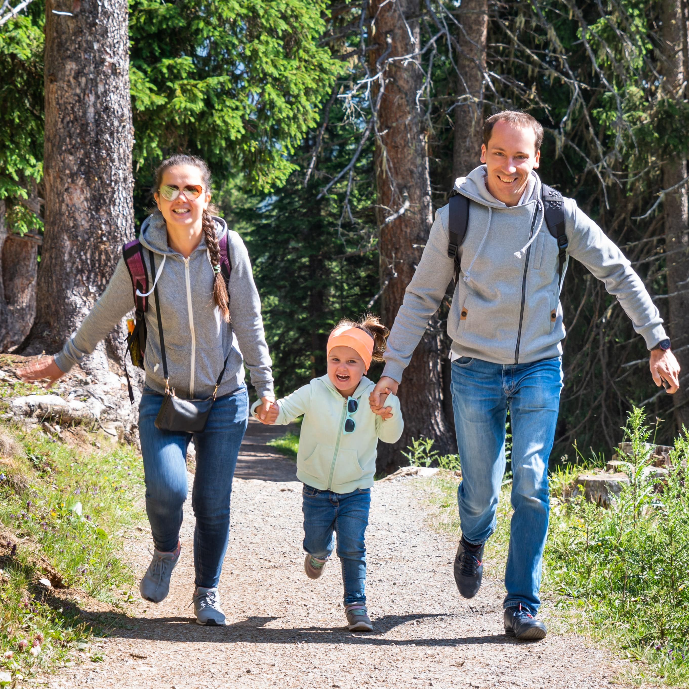 Eine Familie mit Kind beim Wandern