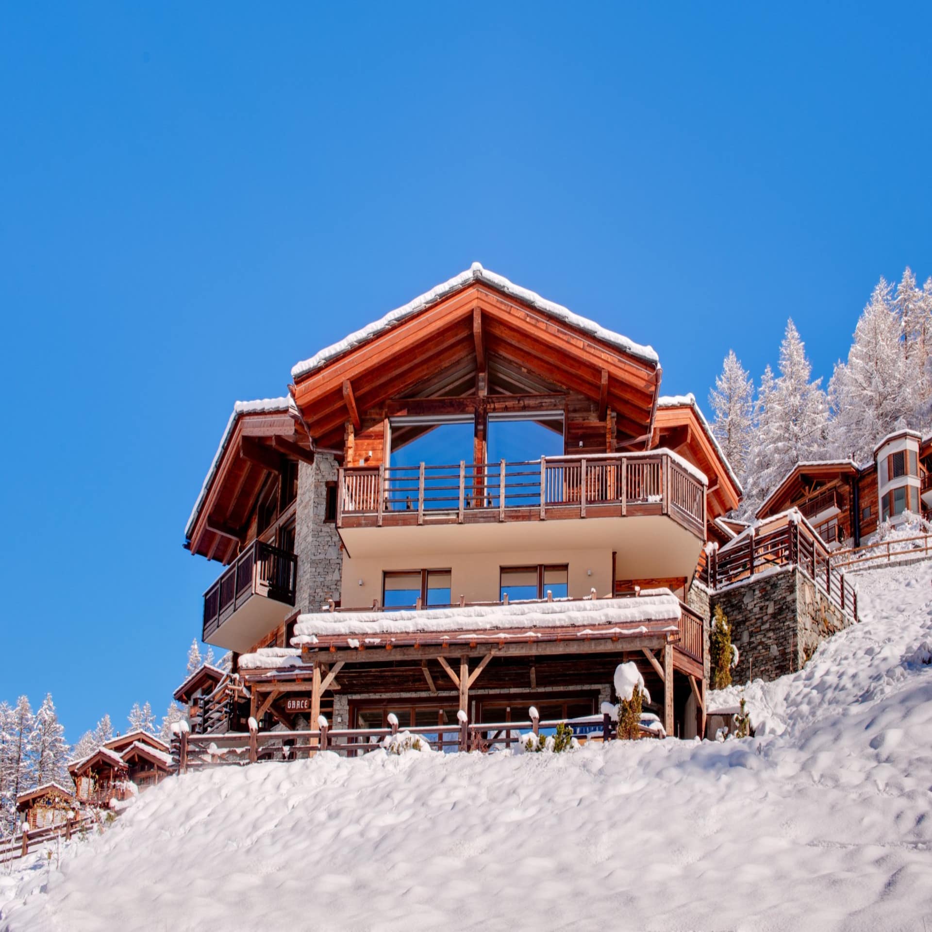 Ein Bergchalet in Zermatt auf einem verschneiten Berghang.