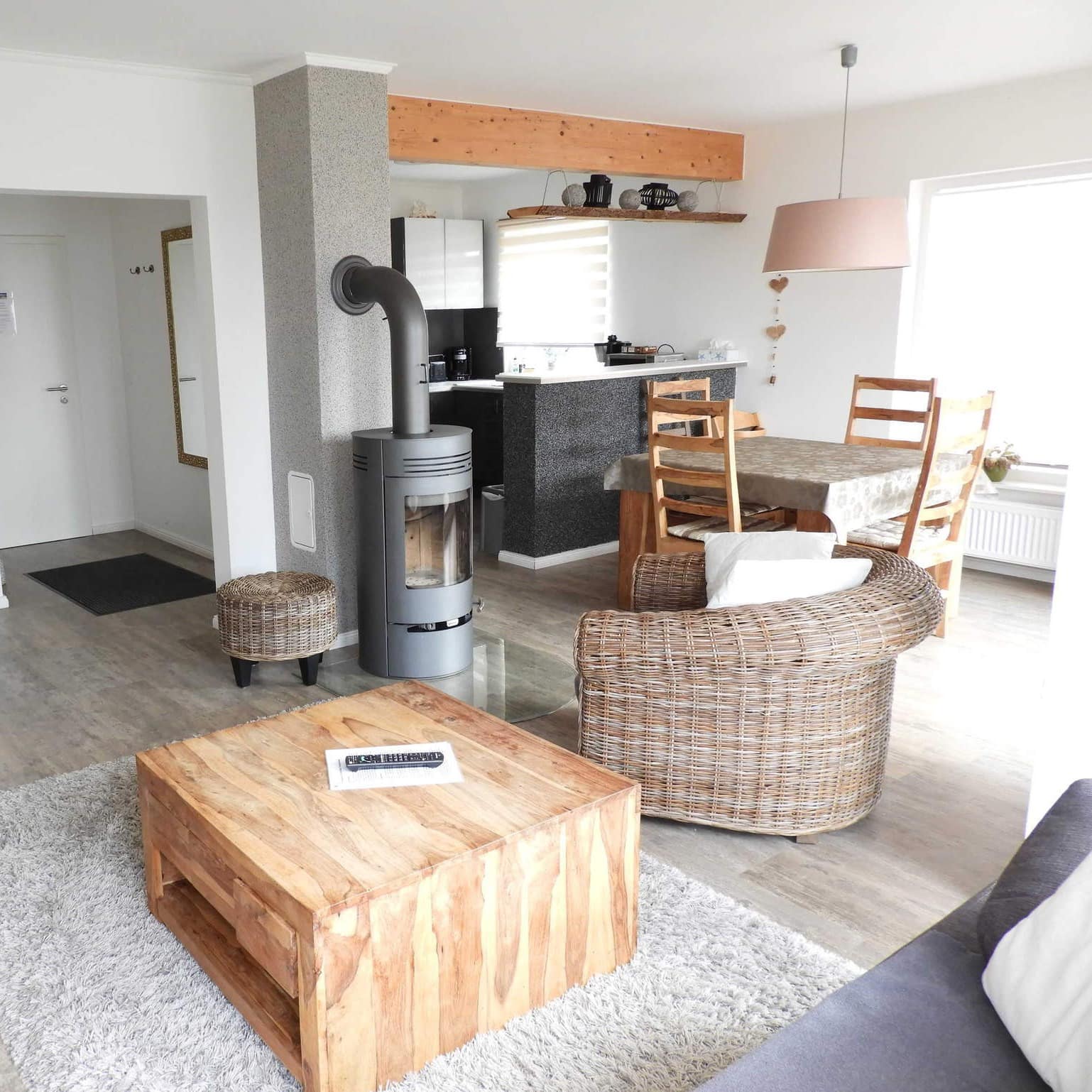 Wohnzimmer und Essbereich einer Ferienwohnung in Peenemünde mit gehobener Ausstattung und Kamin