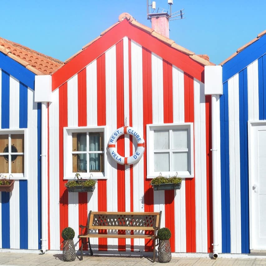 Gestreifte Häuschen in Portugal, die dicht an dicht stehen