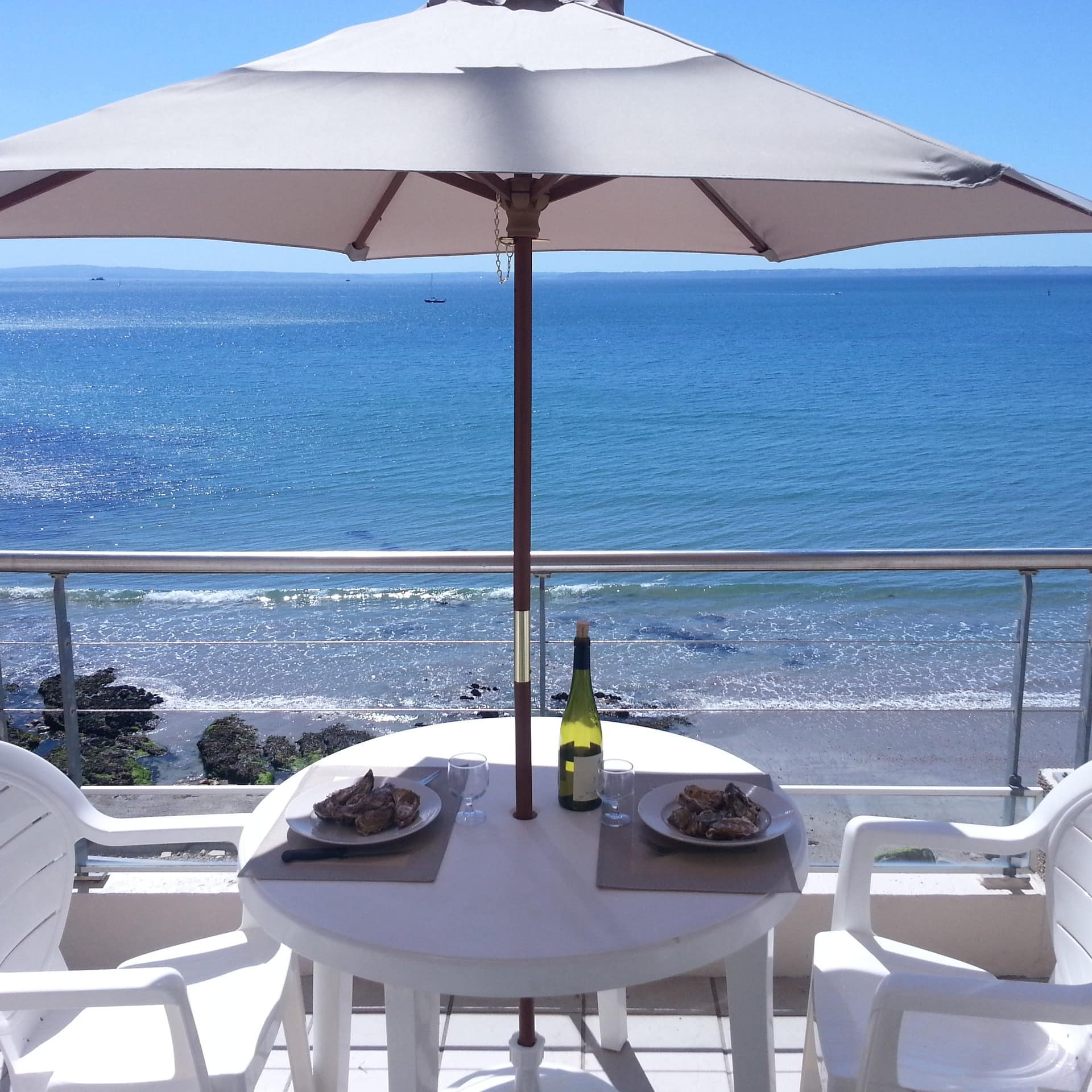 Balkon einer Ferienwohnung direkt am Meer auf der Halbinsel Crozon