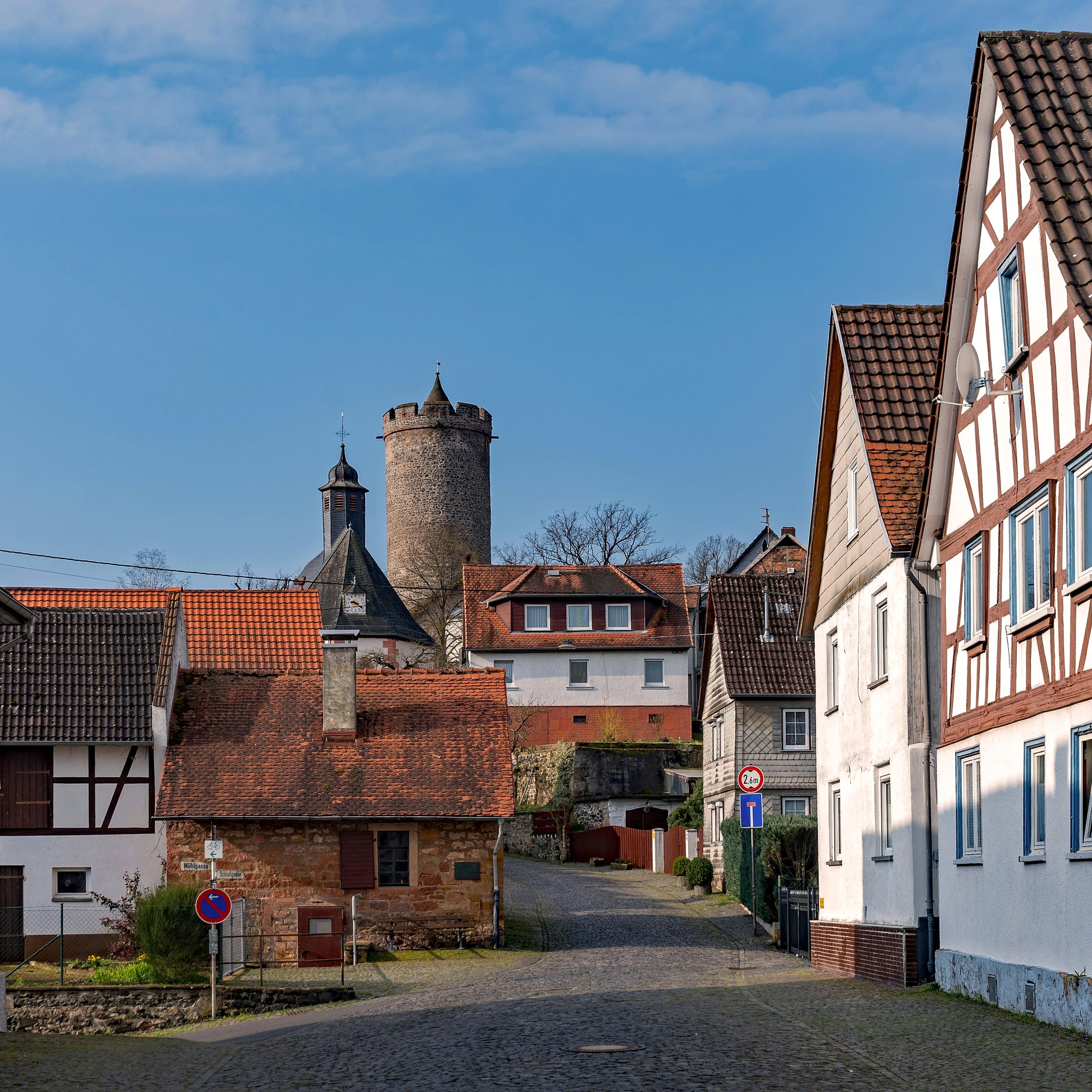 Häuser an einer Gasse in der Altstadt von Lißberg, im Hintergrund der Burgturm.