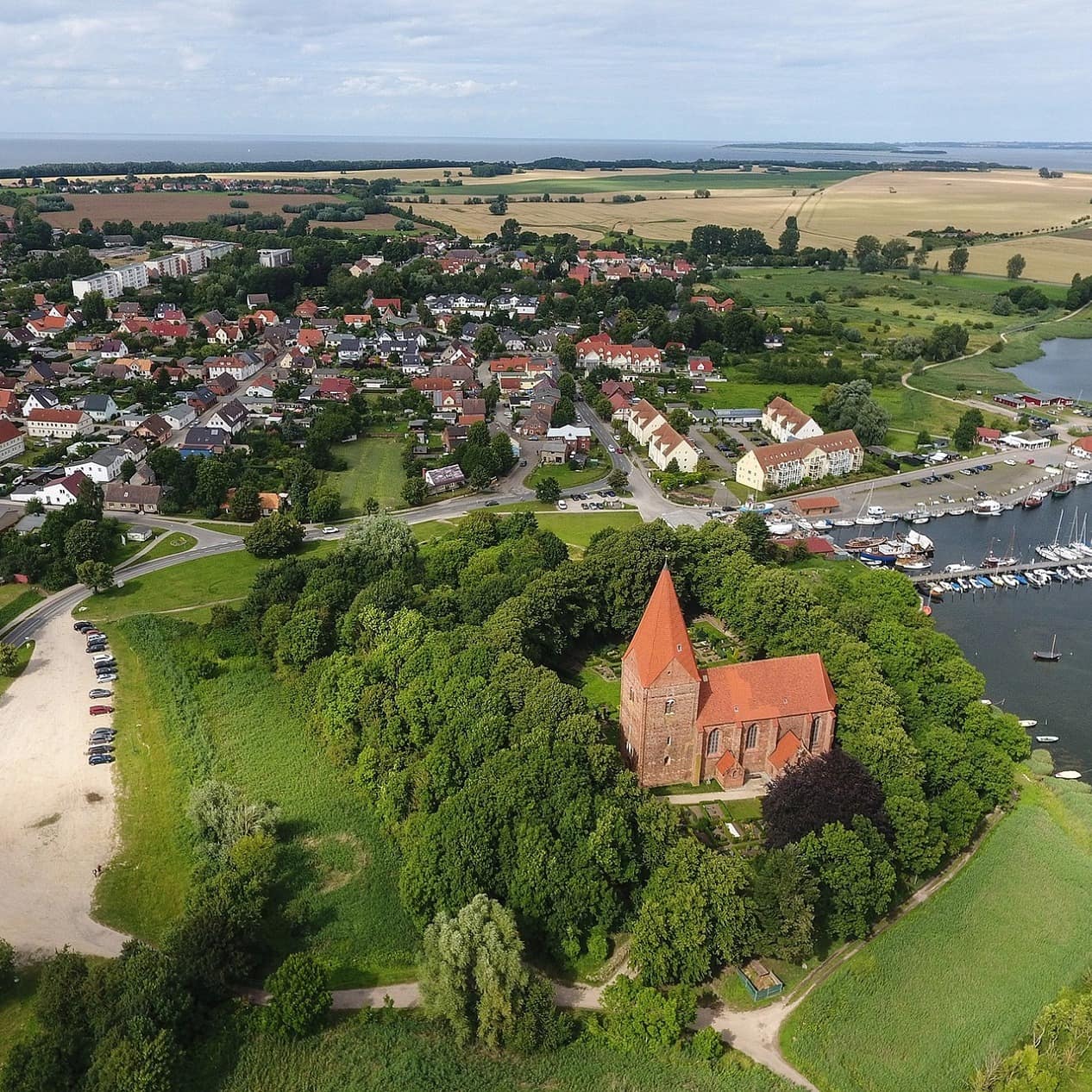 Blick von oben auf einen Ort auf Poel, hier gibt es viel Platz für Hunde