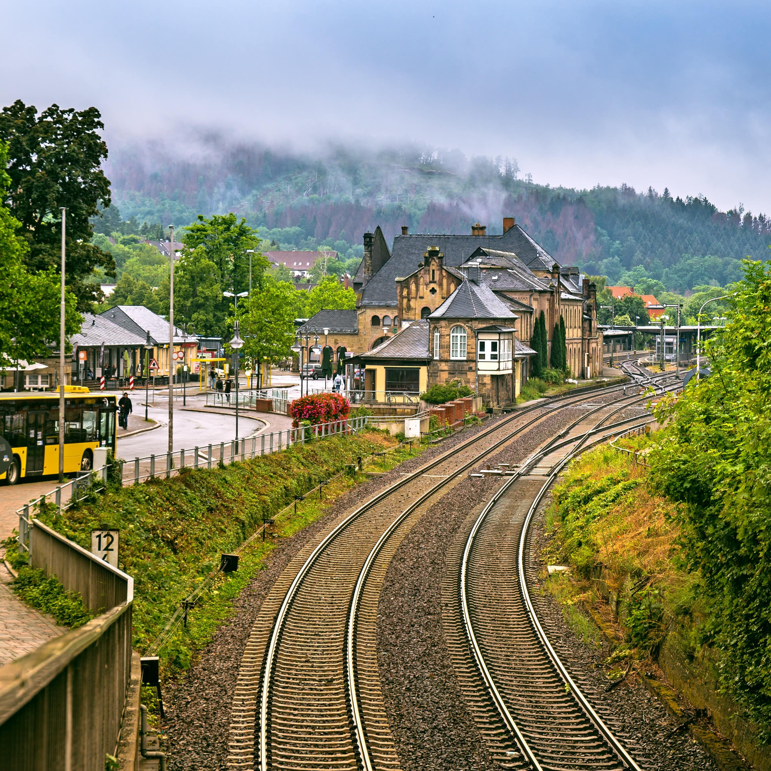 Bahnhof Goslar mit historischem Gebäude, davor verlaufen die Schienen.