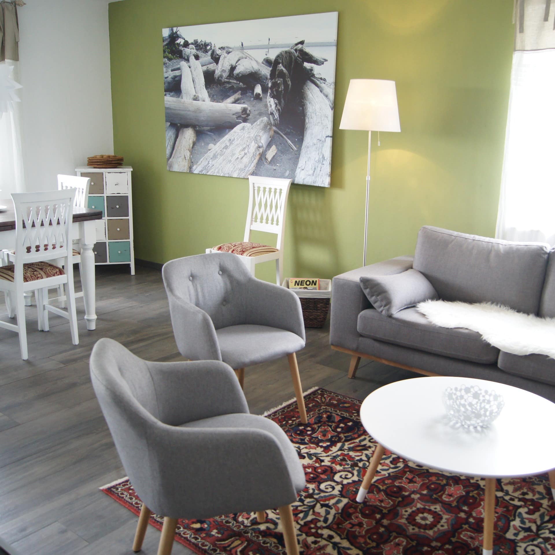 Großzügiges und schick eingerichtetes Wohnzimmer einer Ferienwohnung ist Stuttgart