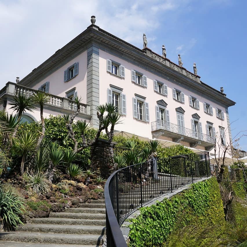 Früher residierten hier adelige Herrschaften, heute können Sie in einigen Villen Ferienwohnungen am Lago Maggiore mieten.