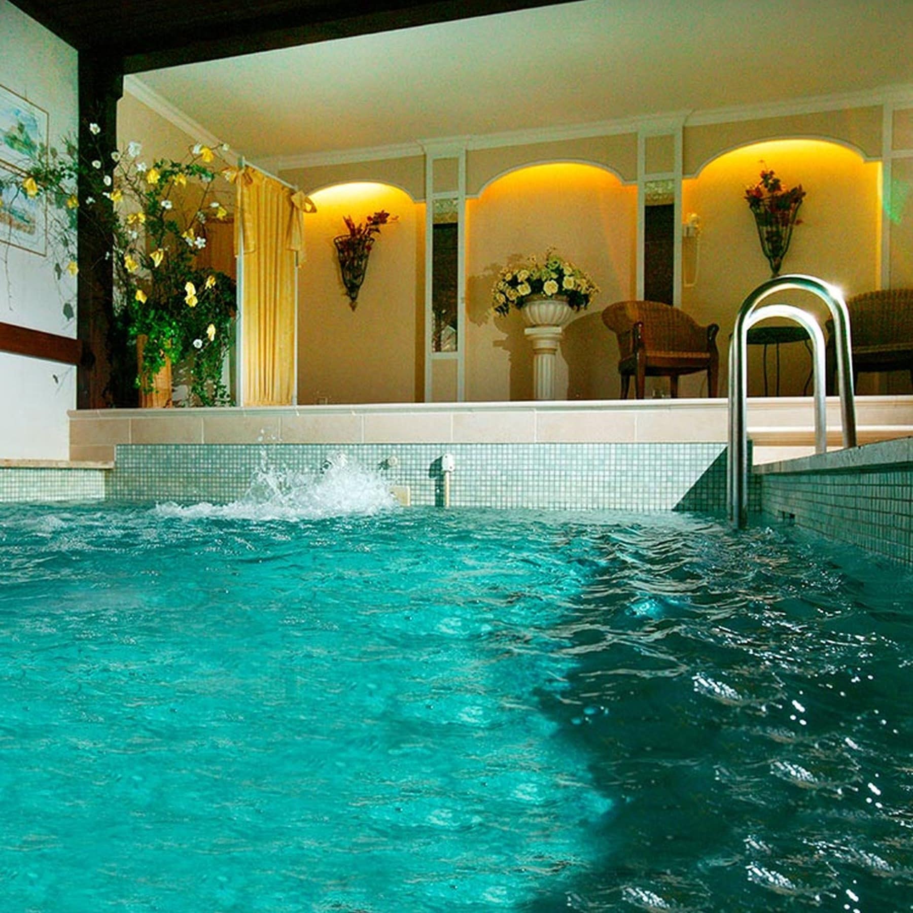 Blick vom Pool einer Ferienwohnung am Bodensee auf den Entspannungsbereich