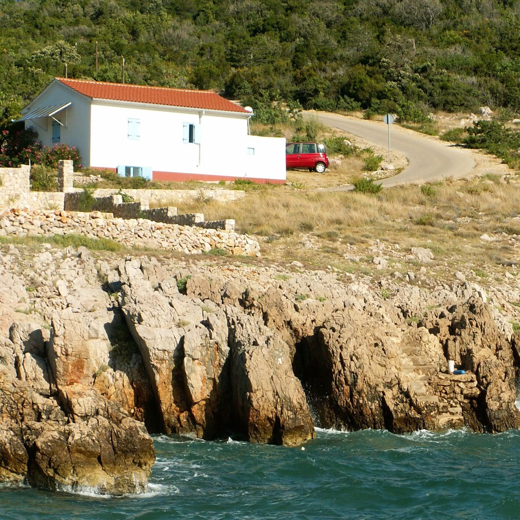Kleines weißes Ferienhaus auf Krk in Alleinlage direkt auf den Klippen, mit dem Meer vor der Haustür